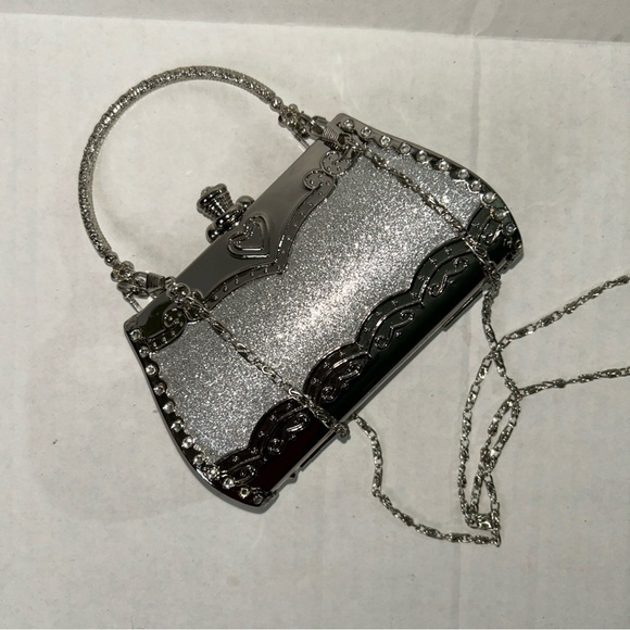 Elegant Silver Handbag with Chain Strap - Picture 3 of 10